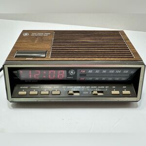 VINTAGE GE FM/AM Clock Radio. Model # 7-4616B